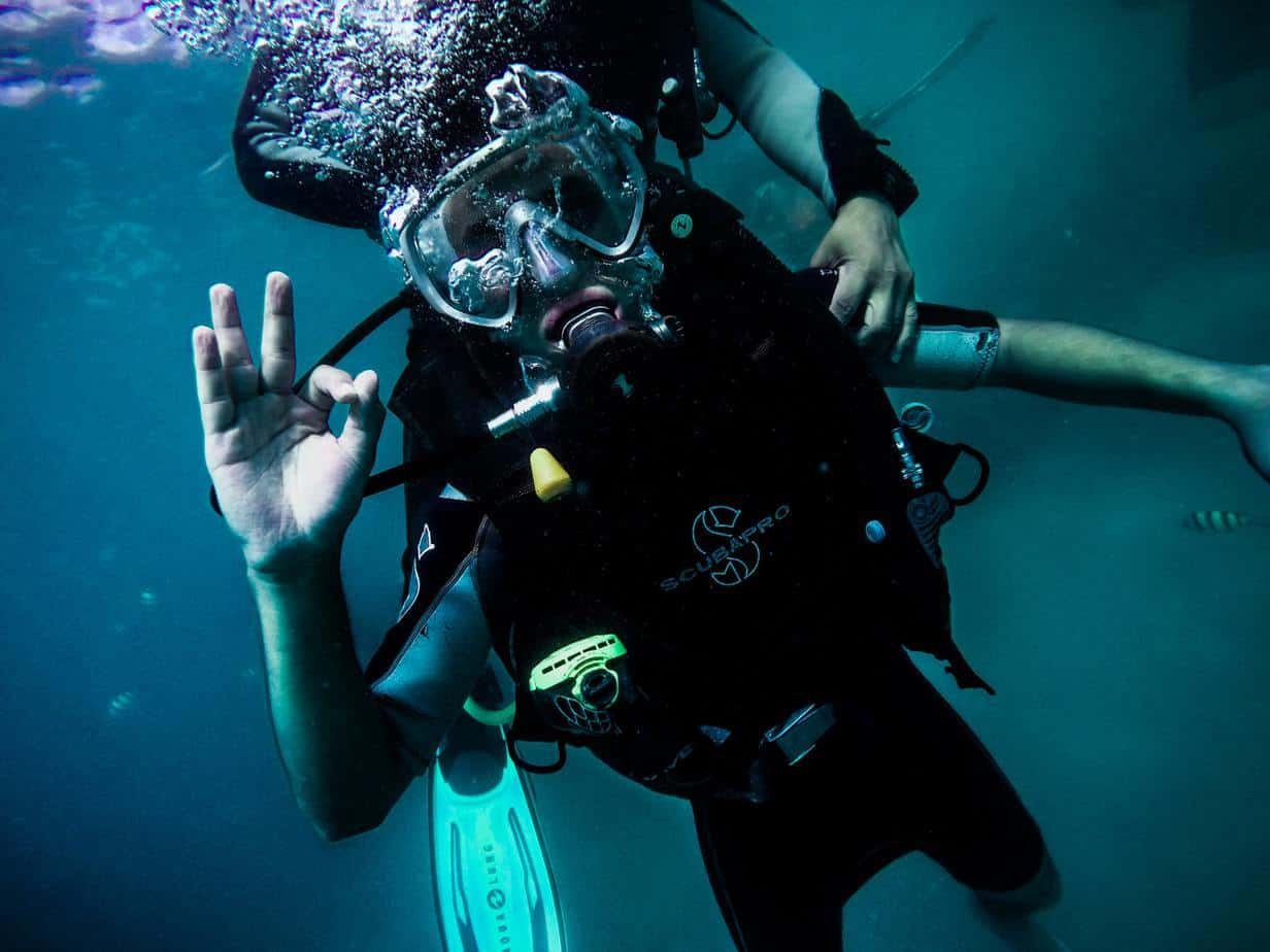 how-to-protect-your-ears-when-scuba-diving-underwater-mag